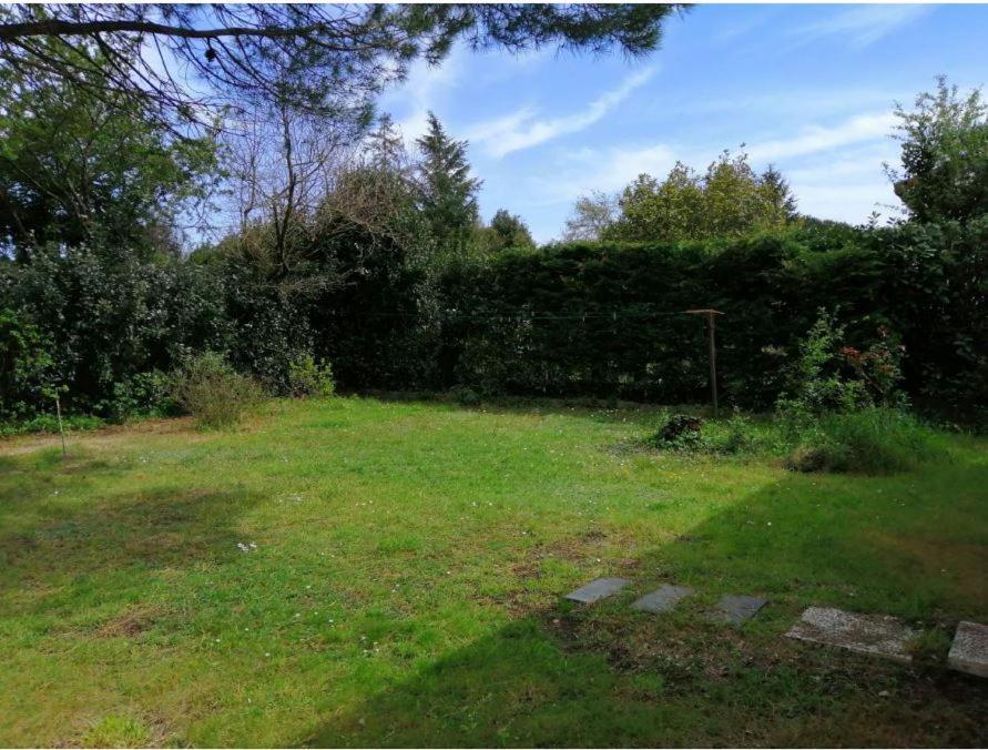 Emplacement De Toile De Tente Dans Jardin Cugand 외부 사진